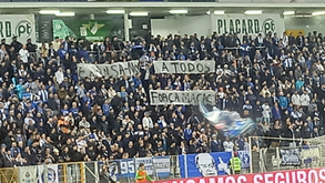 Tarja na zona das claques do FC Porto: «Expulsa-nos a todos. Força Macaco»