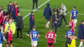 Ruben Amorim chamou os jogadores para agradecerem aos adeptos do Man. United e ouviu cântico da bancada