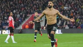 Salah viu 10 cartões na Premier League: metade foram por... tirar a camisola para celebrar