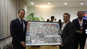 Record Summit: as capas emblemáticas de Record sobre troféus de Sporting, Benfica, FC Porto e Sp. Braga