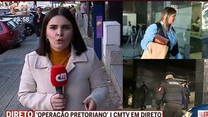 Sandra Madureira entra em tribunal com Bíblia debaixo do braço