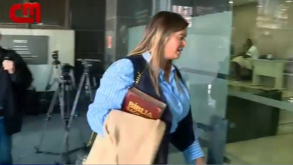 A entrada de Sandra Madureira em tribunal... com a Bíblia 