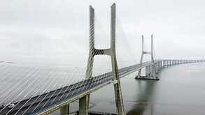 Trânsito na Ponte Vasco da Gama reabre com condicionamentos após acidente com 12 veículos