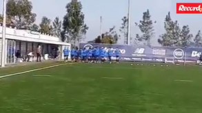FC Porto afina estratégia para jogo com Anderlecht: Vítor Bruno fala ao grupo no início do treino