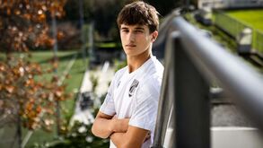 V. Guimarães segura Tomás Rodrigues com contrato profissional