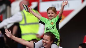 Man. United enfurece adeptos ao aumentar preços e remover descontos nos bilhetes para crianças e idosos