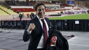Rui Costa de punho cerrado e com o cachecol na outra mão: as imagens da festa benfiquista no Monaco