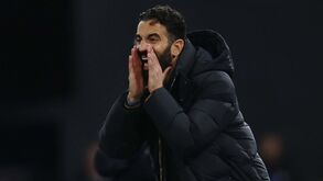 Man. United gastou 22,5 milhões em treinadores num mês e mercado de janeiro pode ficar curto
