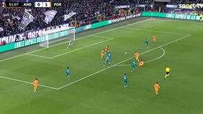 FC Porto entrou em falso na 2.ª parte: Pepê perdeu a bola em zona proibida e o Anderlecht empatou