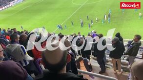 Adepto com cachecol do Benfica insultado e cuspido por fãs do FC Porto após apito final na Bélgica