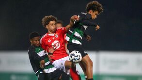 Dérbi animado em Alcochete: Sporting e Benfica empatam no Campeonato Nacional de Iniciados 