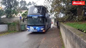 Muito aparato policial e chegada tranquila: FC Porto já está no Olival