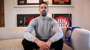 Ruud van Nistelrooy oficializado no Leicester
