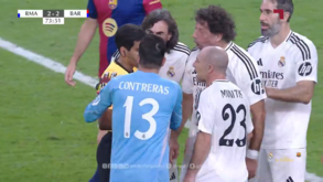 Jogo de lendas entre Real Madrid e Barcelona 'ferveu' após penálti cometido por Figo sobre... Quaresma