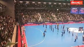 A festa dos jogadores do Sporting após garantirem o apuramento para a final four da Champions de futsal