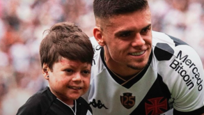 Guilherme Gandra Moura nomeado para adepto do ano: reação do menino brasileiro emociona