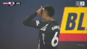 Gabriel Magalhães volta a fazer o festejo de Gyökeres após marcar novamente pelo Arsenal