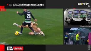 Árbitro consultou as imagens e reverteu decisão de marcar penálti para o Sporting: veja o lance