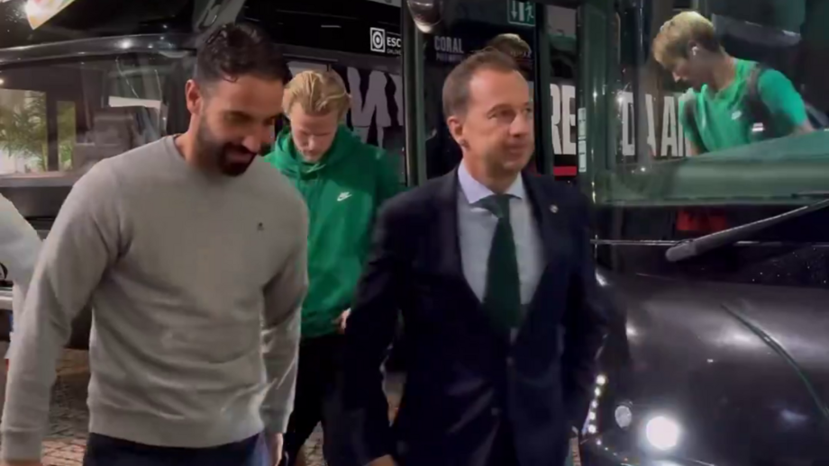 Presidente e treinador lado a lado à saída do autocarro