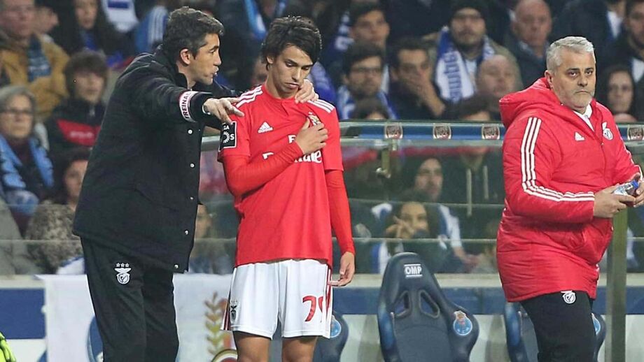 Lage dá instruções a João Félix, que marcou na única vitória do treinador sobre o FC Porto