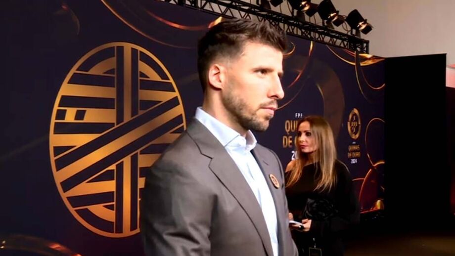 «Creio que por volta de fevereiro juntar-se-á ao Manchester City», acrescentou o central