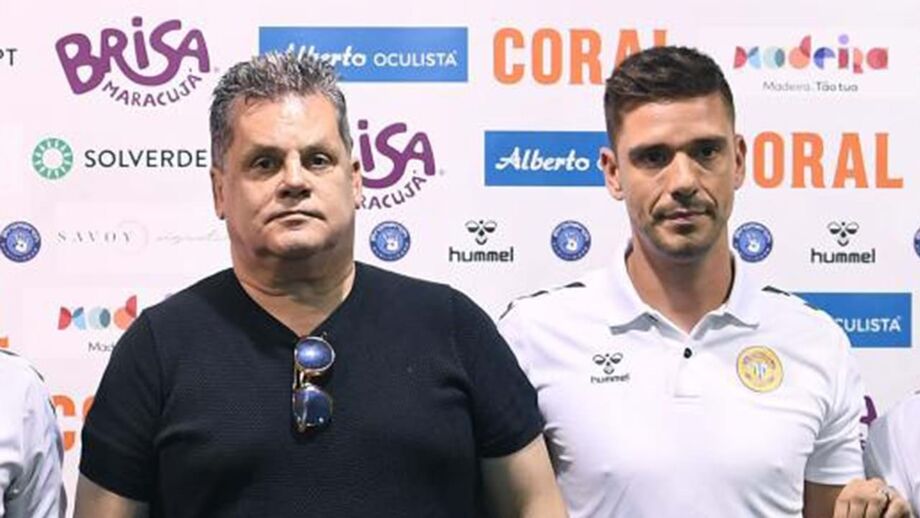 Dirigente segura treinador