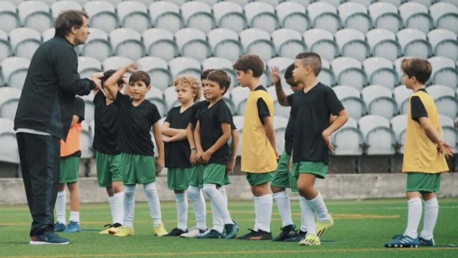 Destaca valores que devem ser praticados dentro e fora do campo