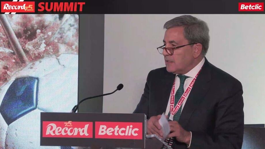 Presidente da FPF em discurso no Record Summit