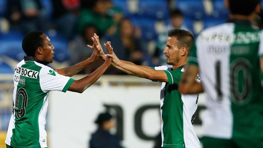 João Pereira celebra um dos golos com Gelson Martins