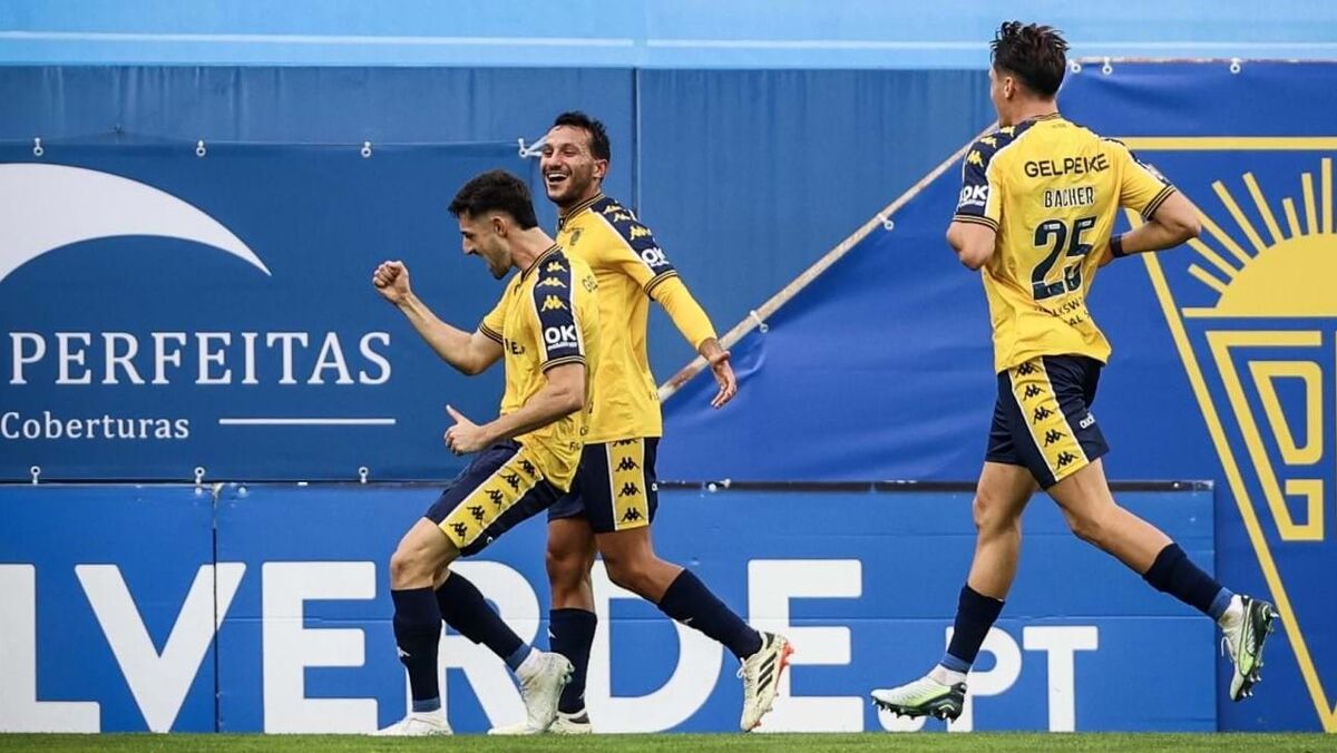 A crónica do Estoril-Famalicão, 2-2: manter tradicão com novo sistema