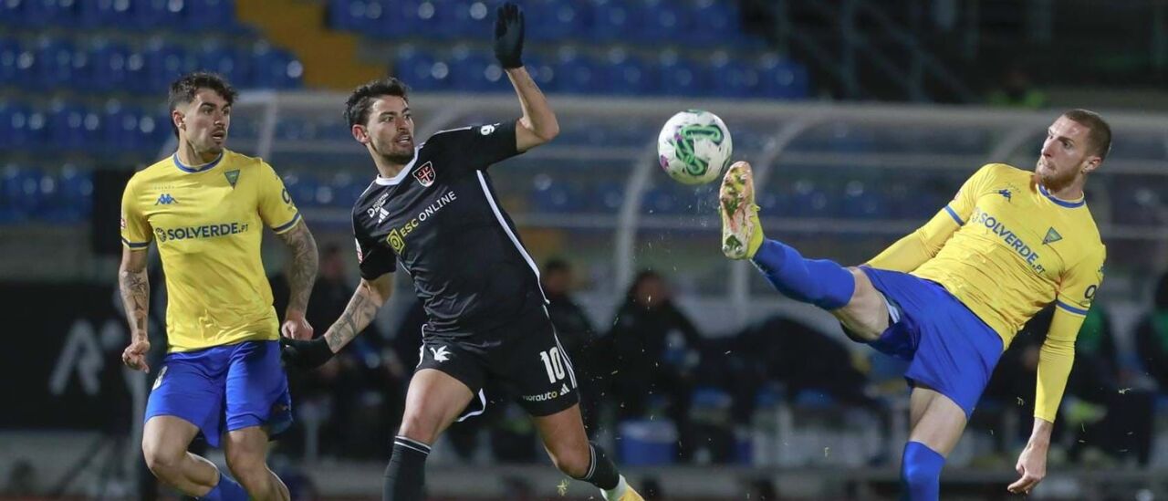 Rúben Lameiras em ação pelo Casa Pia contra o Estoril 