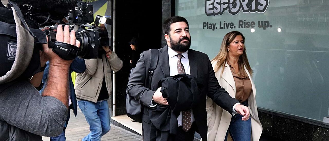 Sandra Madureira, aqui com o seu advogado, corre risco de exclusão, tal como o marido Fernando Madureira