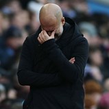 De mãos na cabeça e à beira de um ataque de nervos: as imagens do desespero de Guardiola no Aston Villa-Man. City