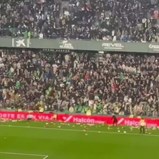 Uma tradição que perdura: chuva de peluches no estádio do Betis antes do Natal