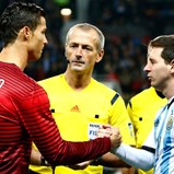 Lenda argentina rendida a Cristiano Ronaldo aponta dedo a Messi: «Tocas nele e...»