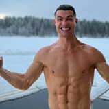 Cristiano Ronaldo só de boxers na Lapónia e a... tomar banho na rua: «Estão 20 graus negativos!»