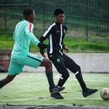 Jovens da formação do Sporting fazem visita especial a centro educativo