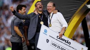 O cheque dos milhões, o abraço de Textor e o erguer da Libertadores: assim foi a festa de Artur Jorge