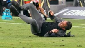 No chão em lágrimas: a reação de Artur Jorge ao terceiro golo do Botafogo na final da Libertadores