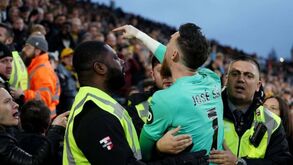 José Sá atira-se a adepto dos wolves e acaba 'travado' pelos seguranças 