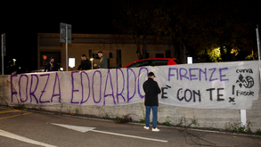 Adeptos da Fiorentina mostram mensagens de apoio a Edoardo Bove à porta do hospital em Florença