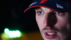 Verstappen 'explode' com Russell: «Perdi todo o respeito por ele, por mim pode ir à m...»