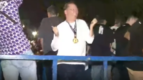 Soltou o pé e entrou no ritmo: a dança de John Textor na festa do Botafogo