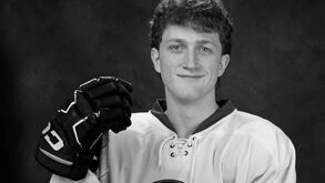 Jogador de 17 anos morre após perder os sentidos durante encontro de hóquei no gelo em Nova Iorque