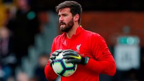 Um busca de novo fôlego: Alisson equaciona rumar à Arábia Saudita
