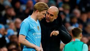 Jamie Carragher acha que há problemas entre Guardiola e De Bruyne