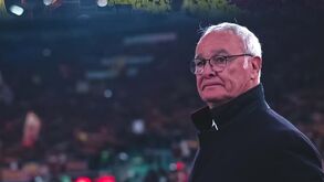 «Bem-vindo de volta»: a tarja que deixou Claudio Ranieri à beira das lágrimas no regresso a Roma