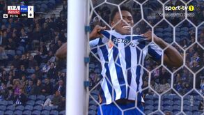 FC Porto-Casa Pia: Samu falhou à boca da baliza e rasgou a sua camisola com a irritação