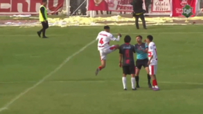 Surreal: jogo acabou e jogador argentino tenta dar patada 'voadora'... no árbitro