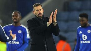Leicester bate West Ham na estreia de Ruud Van Nistelrooy
